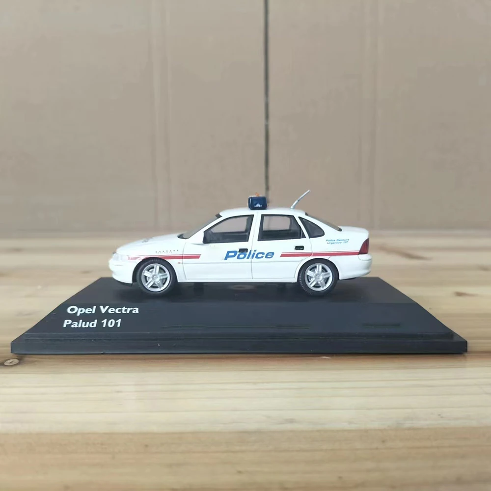Die-cast Opel Vectra Palud 101 Police Model 4 Die-cast Opel Vectra Palud 101 Police Model - Image 4