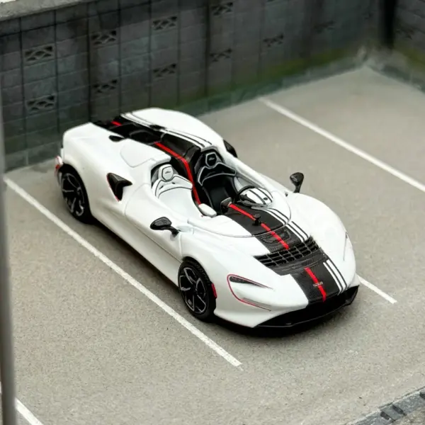 McLaren Elva 1:64 Diecast Alloy Car Model - Image 9