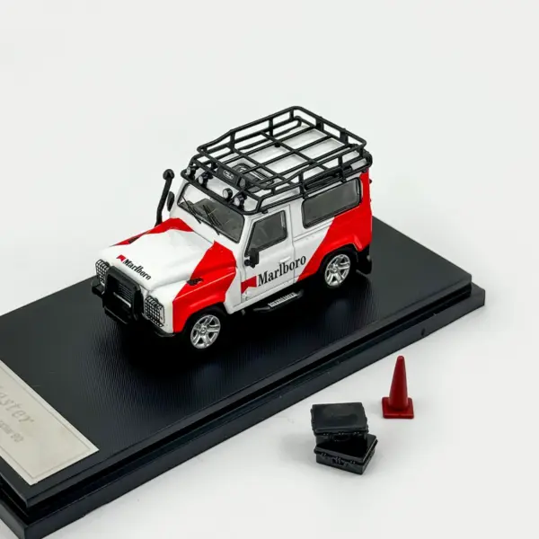 Master 1:64 Diecast Land Rover Defender 90 - Image 8