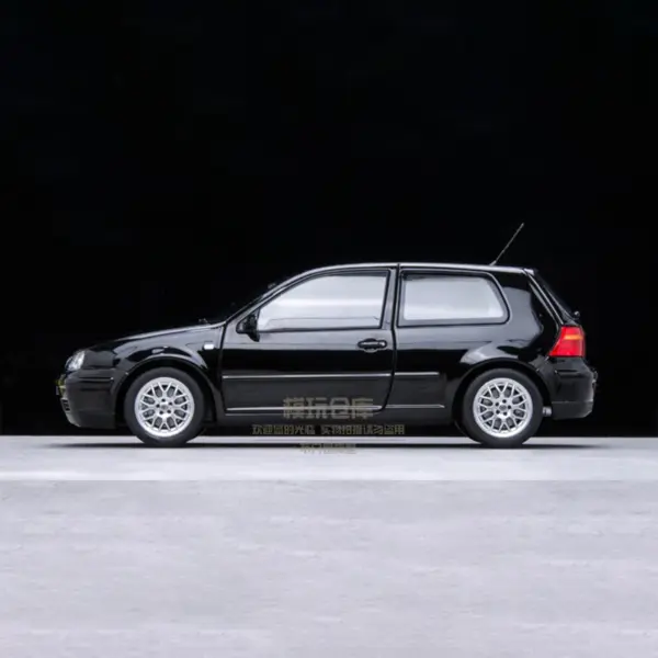 Diecast 1:18 VW Golf MK4 Model Car - Image 2