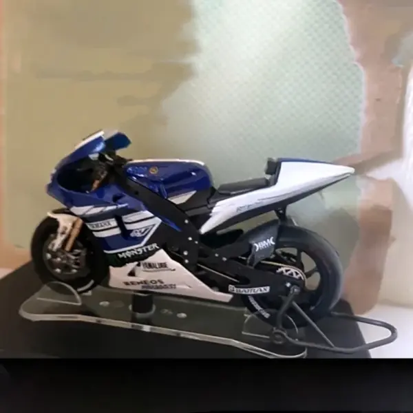 Yamaha YZR-M1 1/18 Scale Model with Flaws - Image 3