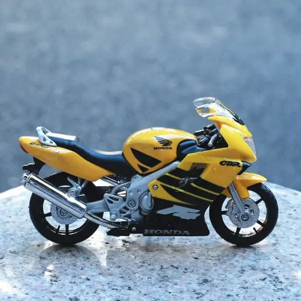 Maisto 1:18 Honda CBR 600F4 Diecast Motorcycle - Image 3