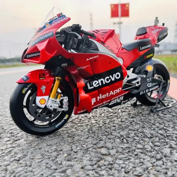 Maisto 1/6 Scale Ducati Desmosedici GP Model - Image 3