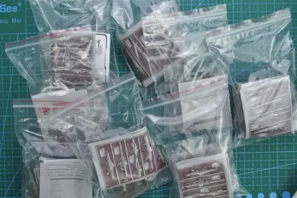 1:6 Scale Gun Model Set - 8 Pieces - Image 7