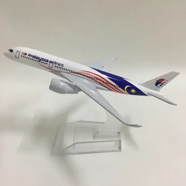 Malaysia Airlines Airbus A350 Diecast Model 1/400 - Image 7