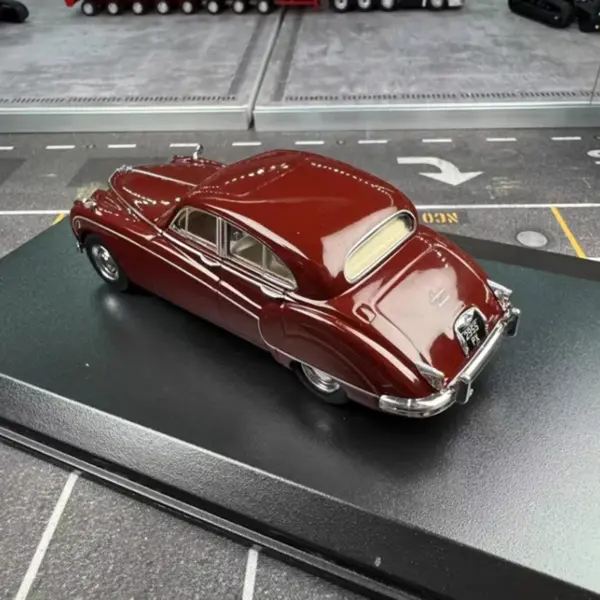Jaguar Luxury Coupe 1:43 Diecast Model Car - Image 6