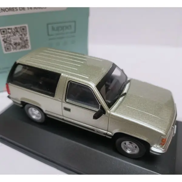 Ixo 1:43 Chevrolet Silverado Diecast Model - Image 2