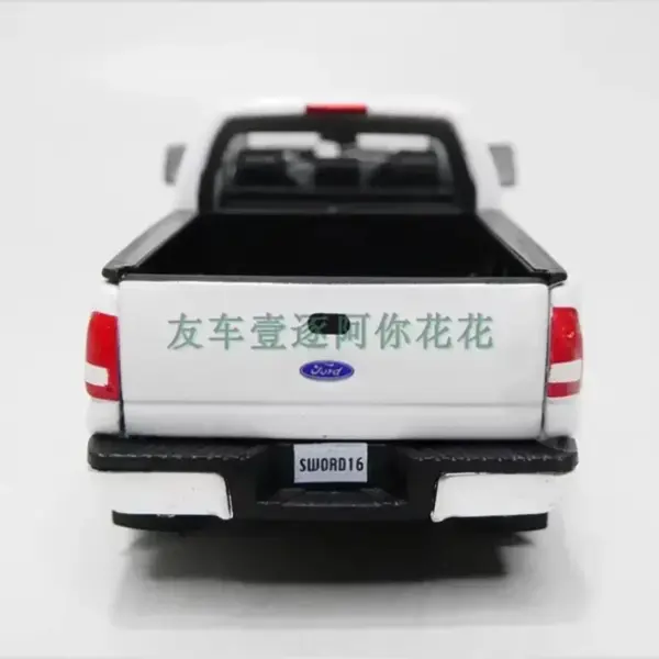 1:64 Scale Ford F-250 Pickup Alloy Model - Image 5