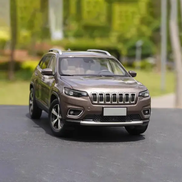 2020 Cherokee Diecast 1:18 Scale Model SUV - Image 5