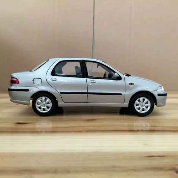 Flawed 1:18 Scale Fiat Siena Model Car - Image 3