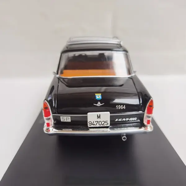 1:24 Scale SEAT 1500 Madrid Taxi Model - Image 3