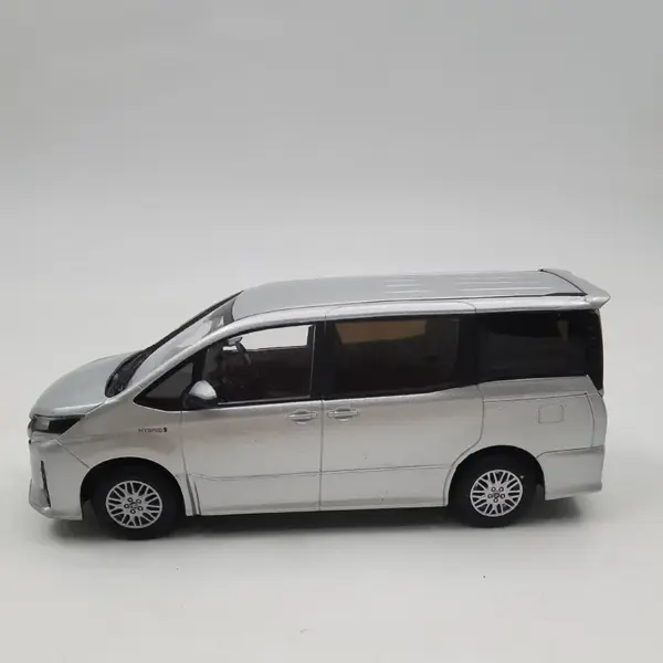 1/30 Scale Diecast Alloy NOAH MPV Model Car - Image 2