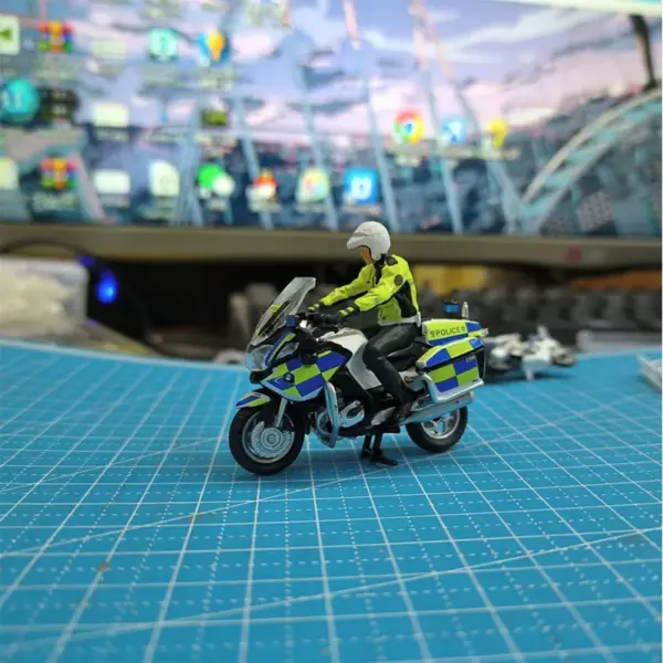 1:64 Scale Police Figure Model for Display - Image 4