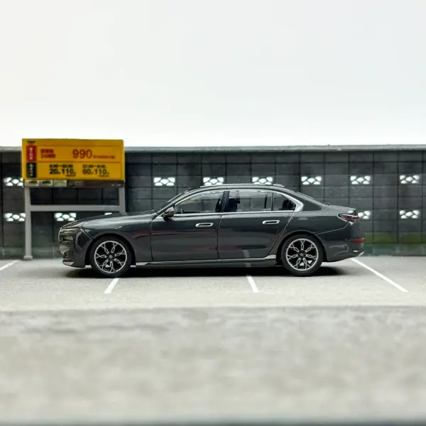 Mini GT 1:64 BMW i7 Diecast Model Car - Image 2