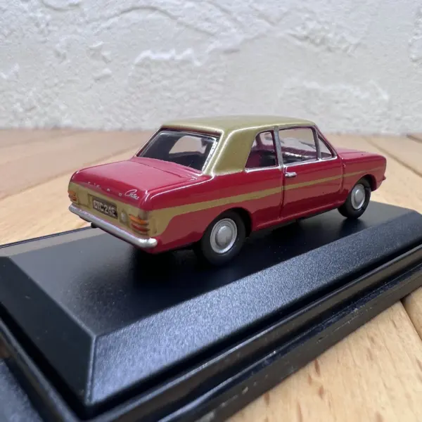 Diecast Alloy 1:76 Cortina Vintage Car Model - Image 3