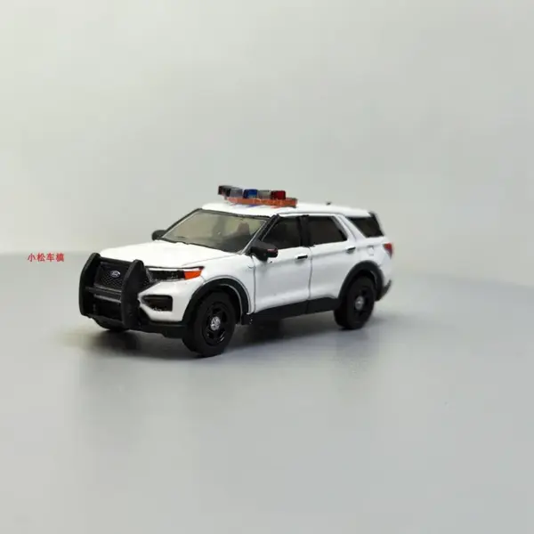 1:64 Scale Ford Police Interceptor Diecast Model - Image 5