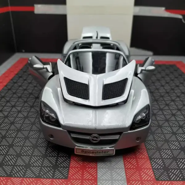 1:18 Scale Defective Opel Speedster Model Car - Image 5