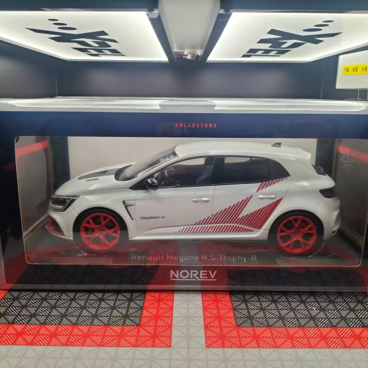 1:18 Scale Renault Megane R.S Trophy-R Model 6 1:18 Scale Renault Megane R.S Trophy-R Model - Image 6