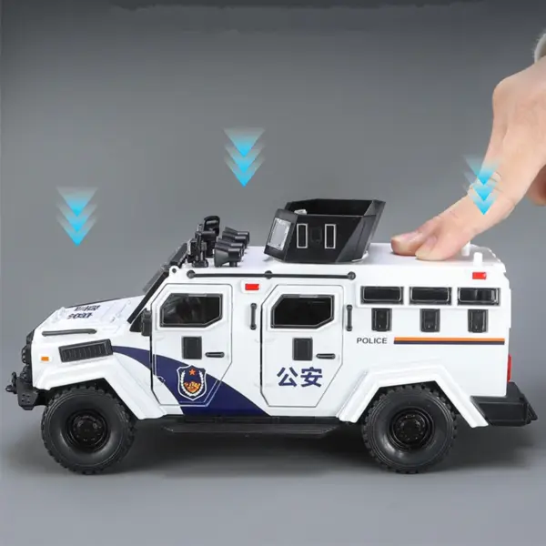 1:24 Alloy Tiger Armored Car Model - Image 4