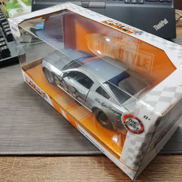 1:24 Scale 2010 Mustang GT Diecast Model Car - Image 4
