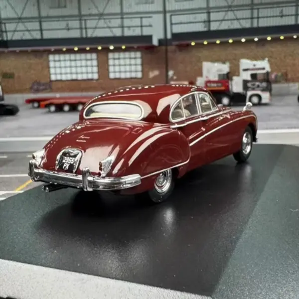Jaguar Luxury Coupe 1:43 Diecast Model Car - Image 3