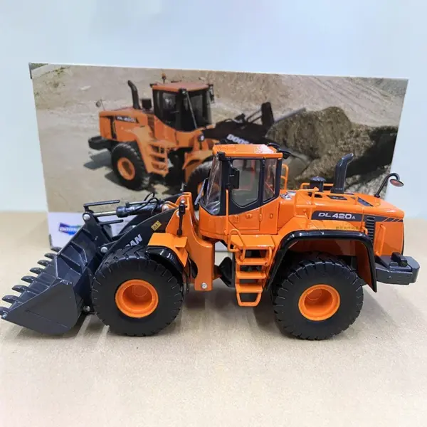 1:40 Scale DOOSAN DL420A Diecast Loader Model - Image 3