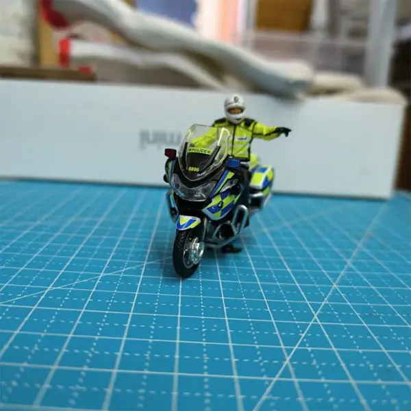 1:64 Scale Police Figure Model for Display - Image 6