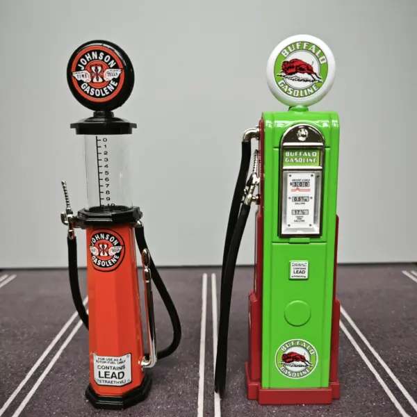 1/18 Scale Gas Station Train Scene Model - Image 5