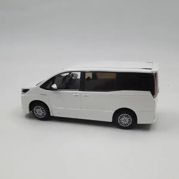 1/30 Scale Diecast Alloy NOAH MPV Model Car - Image 7