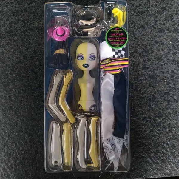 Bratzillaz Switch A Witch Doll with Accessories - Image 9