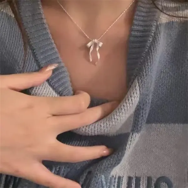 Elegant Bow Pendant Necklace for Women - Image 4