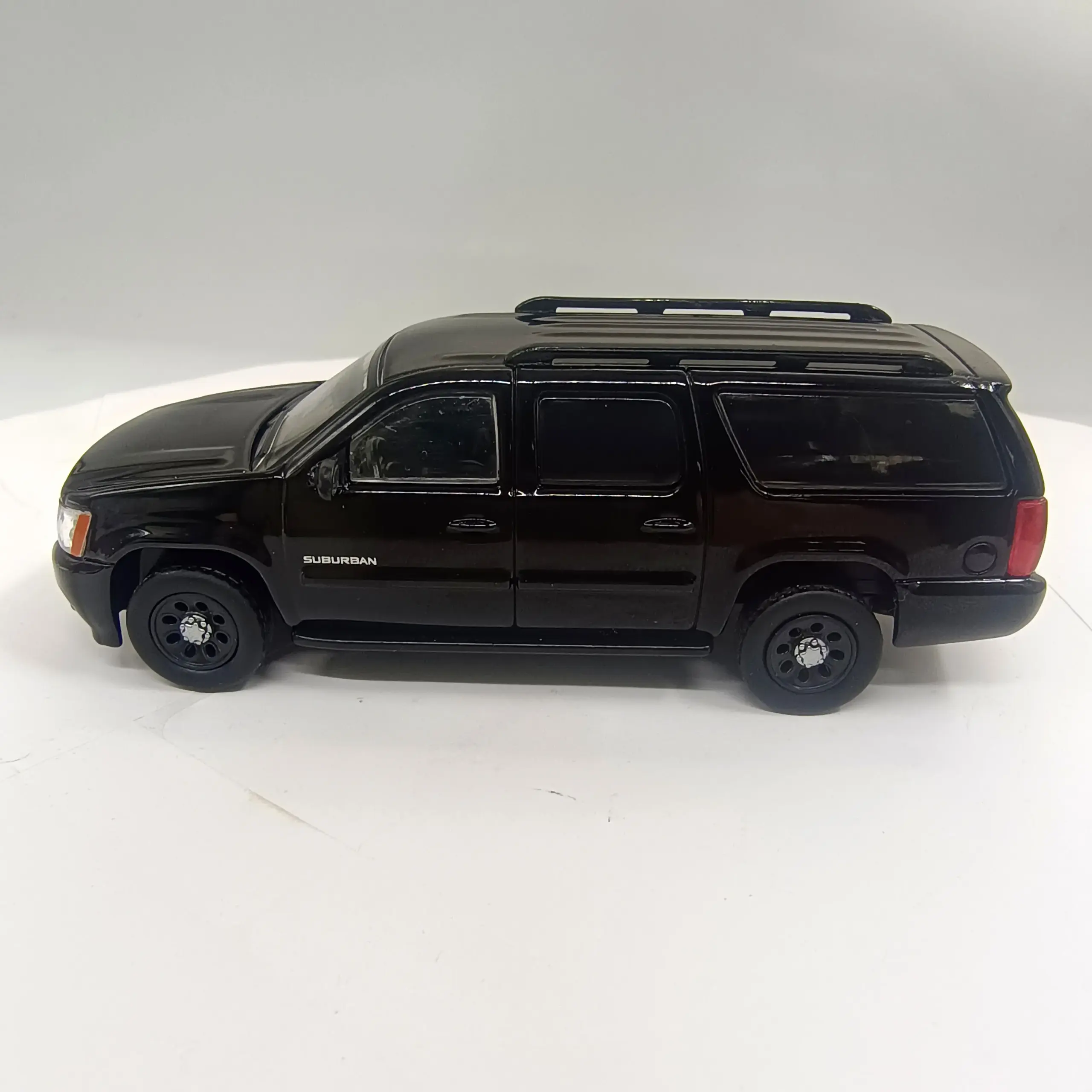 Diecast 1:64 Scale 2014 Suburban Model 4 Diecast 1:64 Scale 2014 Suburban Model - Image 4