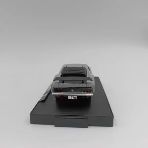 1:64 Scale Ford Mustang BOSS 302 Diecast Model - Image 4