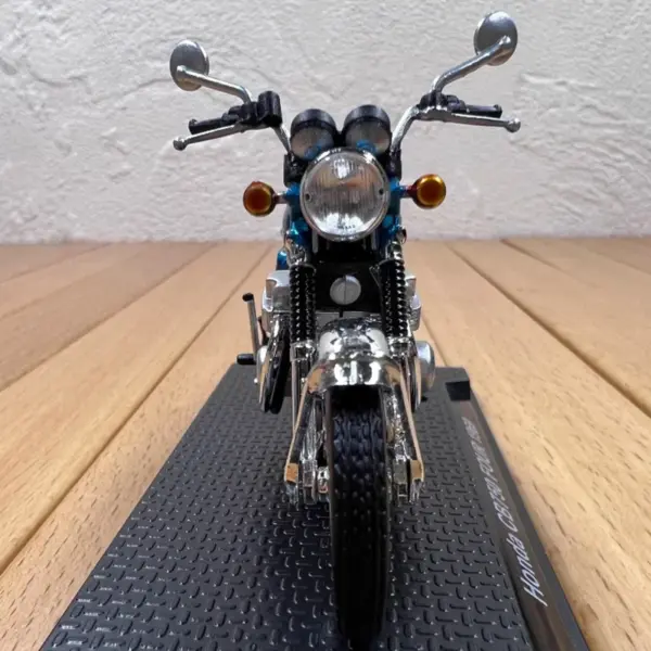 1969 CB750 Classic Motorcycle Diecast Model - Image 5