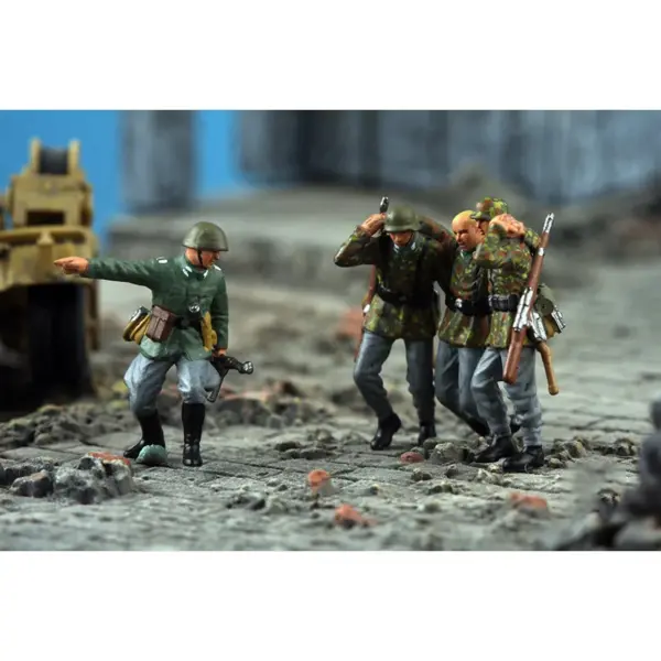 1:72 Scale Resin German Rescue Team Model - Image 3