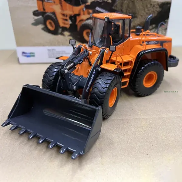 1:40 Scale DOOSAN DL420A Diecast Loader Model - Image 2
