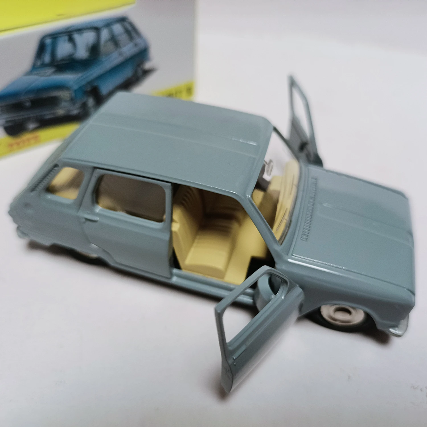 Dinky 1:43 Renault 6 Diecast Collectible Model 4 Dinky 1:43 Renault 6 Diecast Collectible Model - Image 4