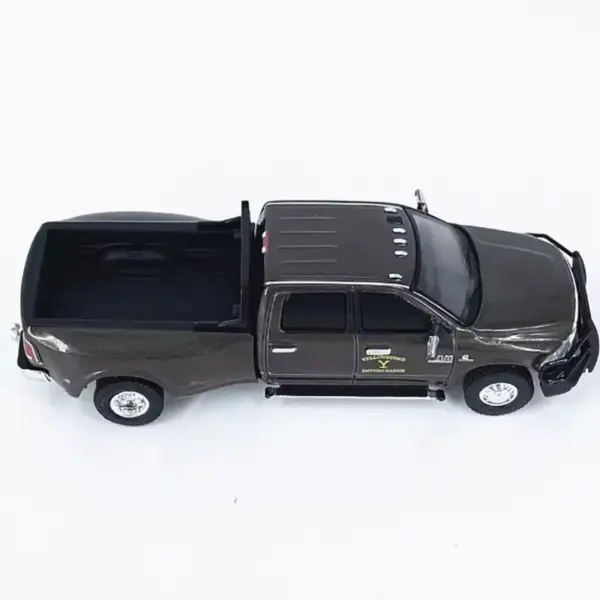 1:64 Scale 2017 RAM 3500 Alloy Model Car - Image 4