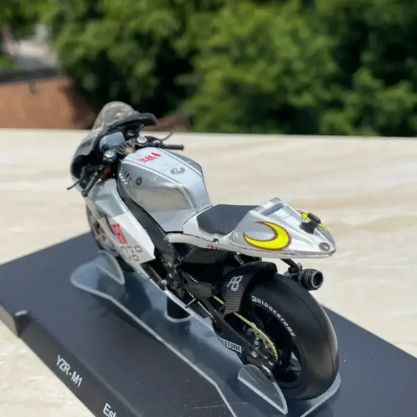 YAMAHA YZR-M1 2009 Diecast Model 1:18 Scale - Image 5