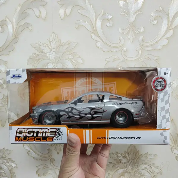 1:24 Scale 2010 Mustang GT Diecast Model Car - Image 6