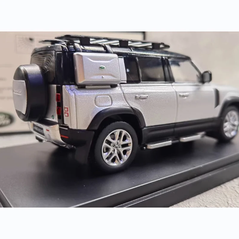 1/43 Scale Land Rover Defender Diecast Model 5 1/43 Scale Land Rover Defender Diecast Model - Image 5