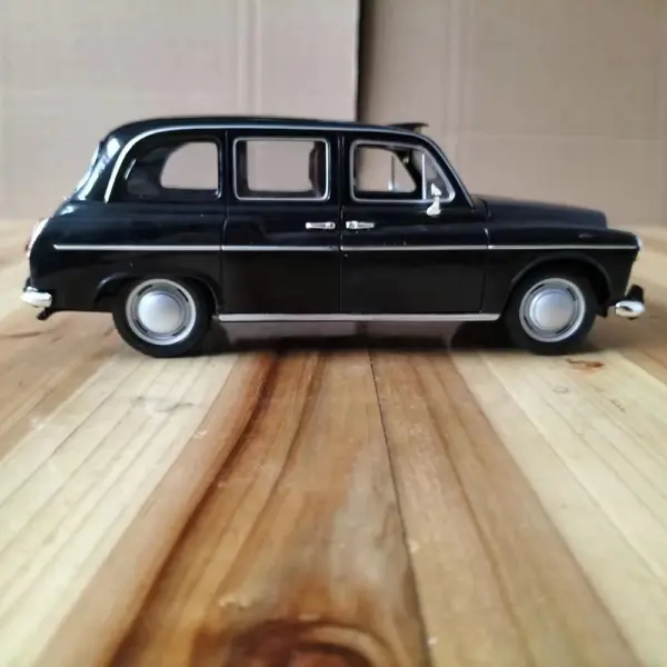 Defective 1:24 London Austin FX4 Taxi Model - Image 3