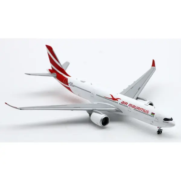 XX4169 Air Mauritius Airbus A330-900NEO Diecast Model - Image 4
