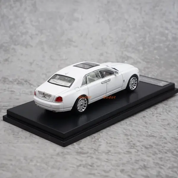 1:64 Scale Diecast Rolls-Royce Luxury Sedan - Image 3