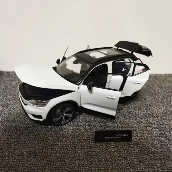 1:18 Scale 2022 XC40 Diecast Car Model - Image 4