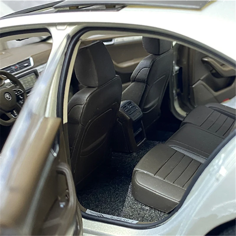 1:18 SKODA SUPERB Diecast Alloy Car Model 4 1:18 SKODA SUPERB Diecast Alloy Car Model - Image 4