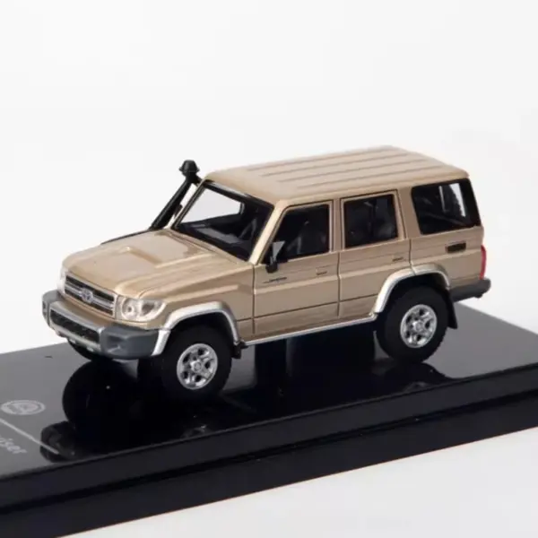 1:64 Diecast 2014 Land Cruiser LC76 Model Car - Image 9
