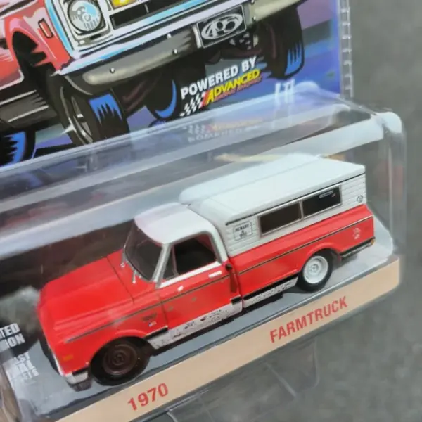 1:64 Scale Classic Red Farmtruck Model - Image 3