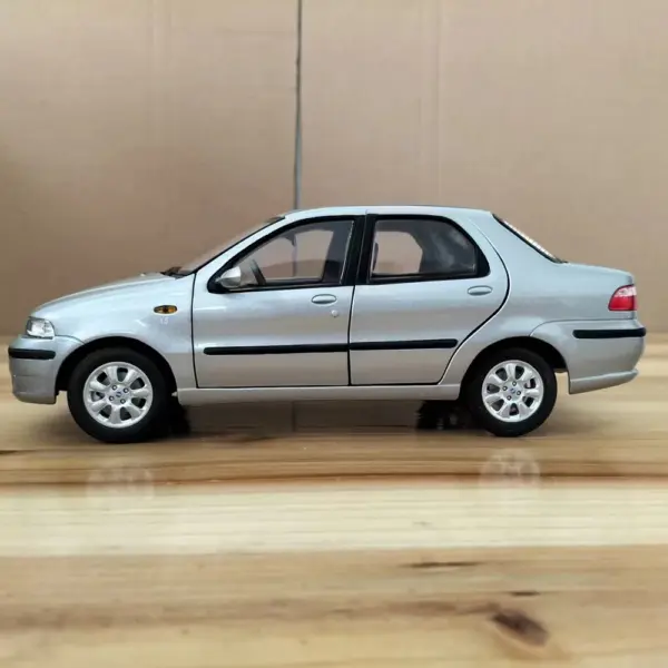 Flawed 1:18 Scale Fiat Siena Model Car - Image 4