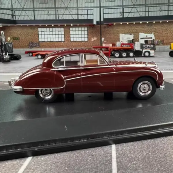 Jaguar Luxury Coupe 1:43 Diecast Model Car - Image 2
